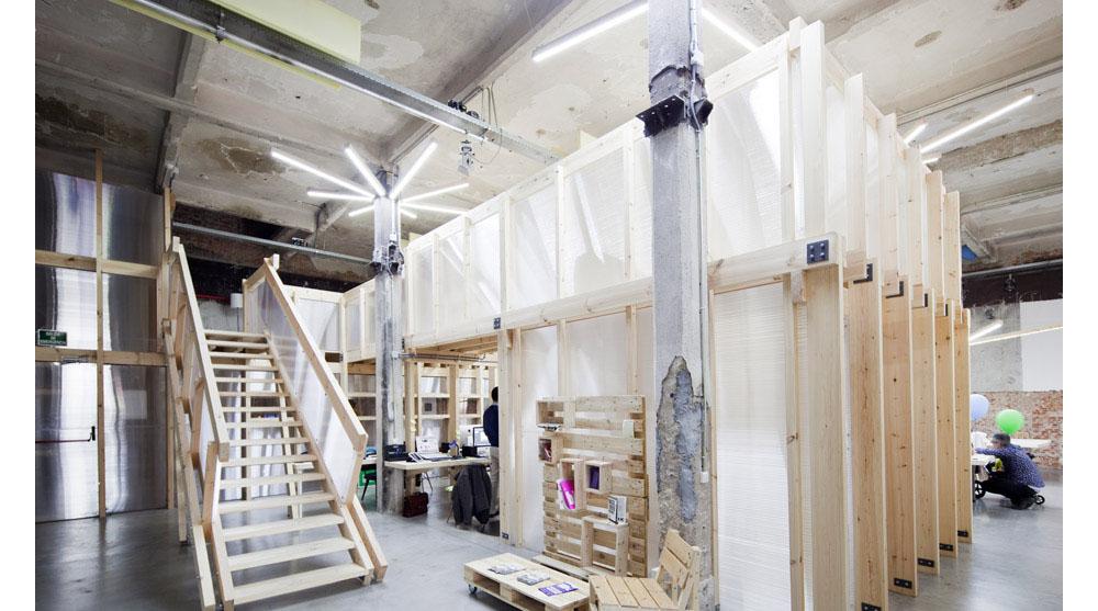 Tiers-lieu collaboratif aménagé en bois clair dans une ancienne halle industrielle