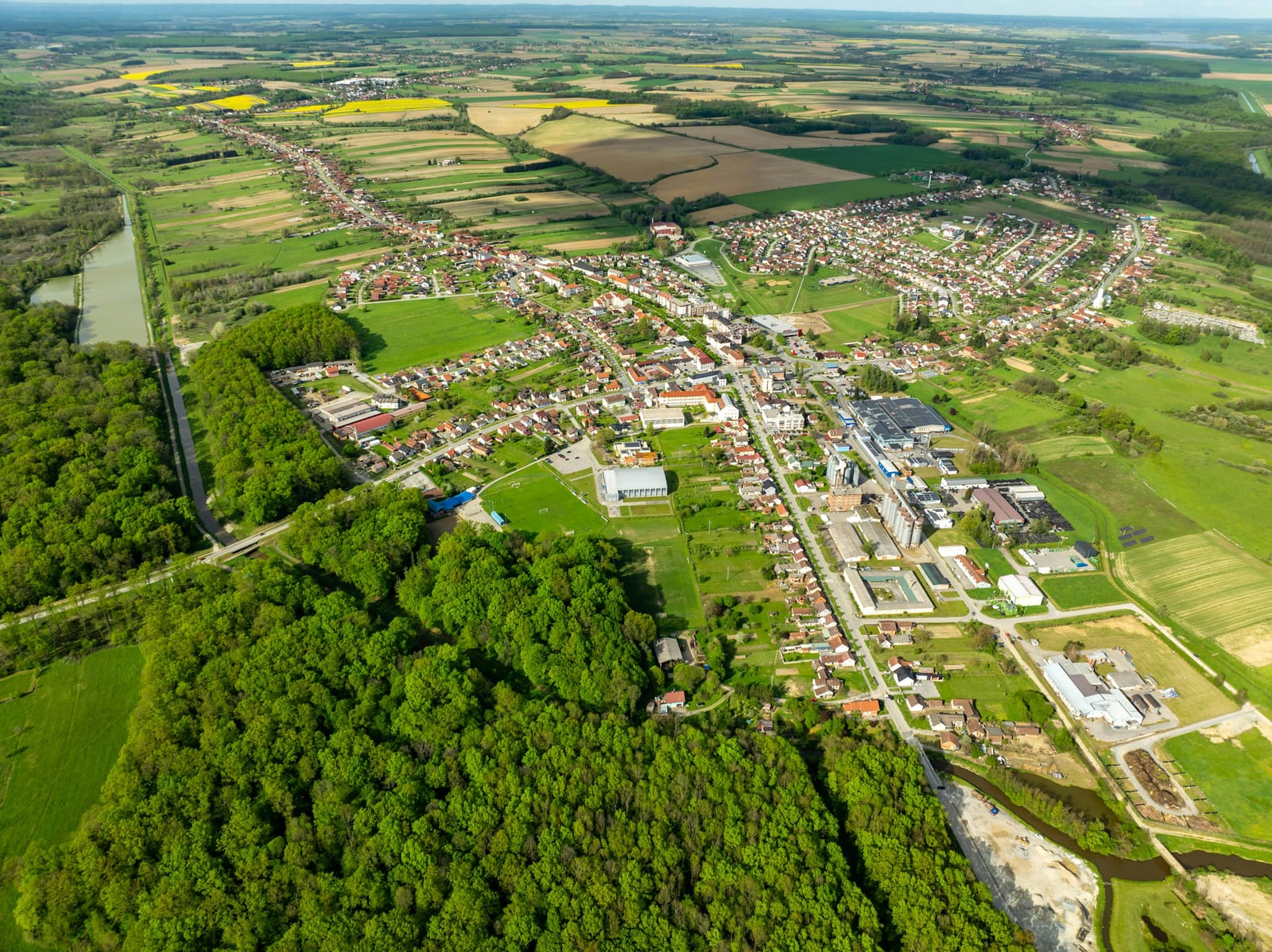 Vue aérienne d'un territoire - village, champs et rivière